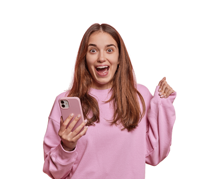 Een jonge vrouw die een roze trui vasthoudt en een mobiele telefoon vasthoudt.